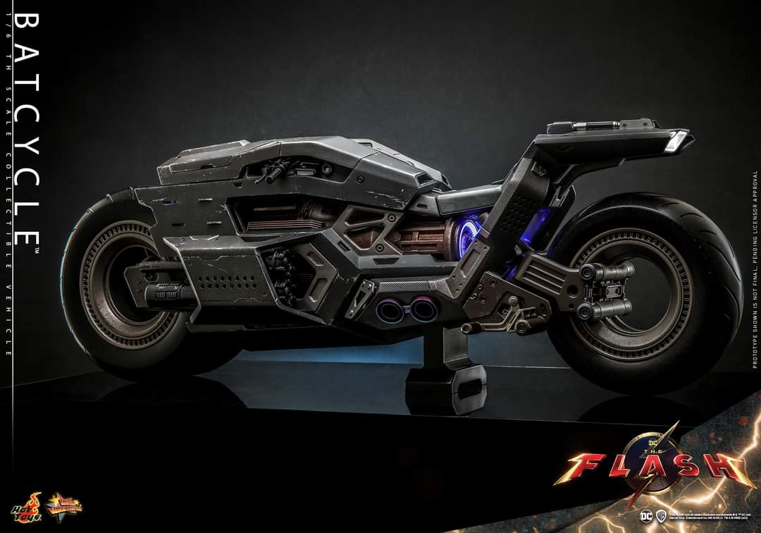 Hot Toys Batcycle Figure Sixth Scale Vehicle Limited DC Comics Collectible