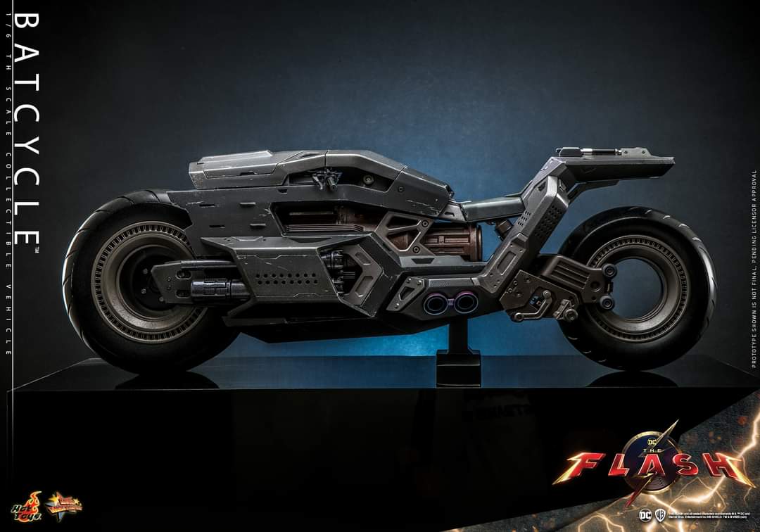 Hot Toys Batcycle Figure Sixth Scale Vehicle Limited DC Comics Collectible