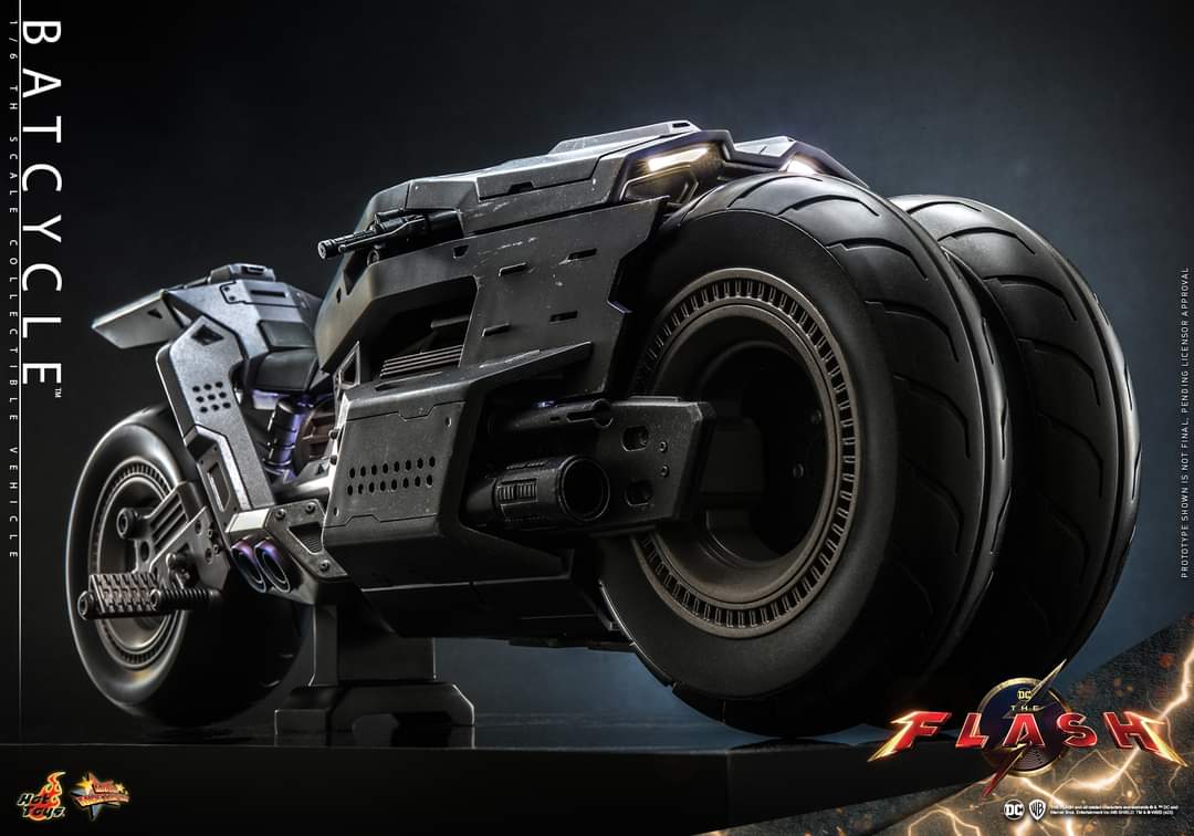 Hot Toys Batcycle Figure Sixth Scale Vehicle Limited DC Comics Collectible