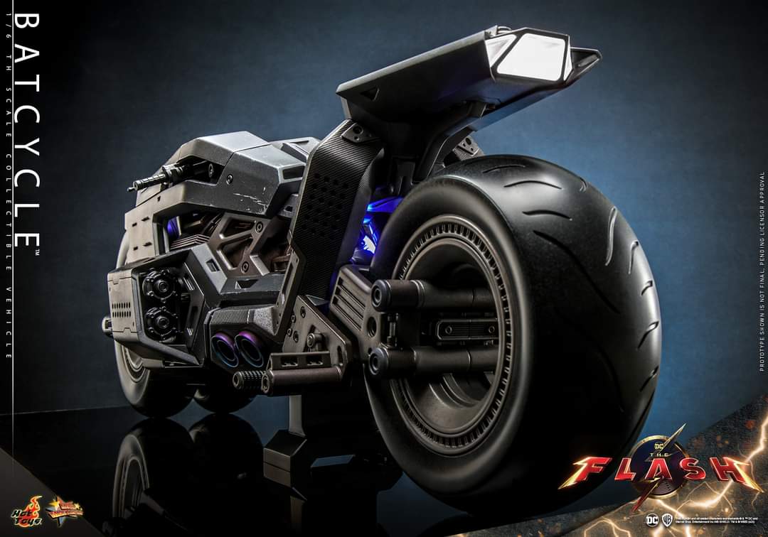 Hot Toys Batcycle Figure Sixth Scale Vehicle Limited DC Comics Collectible