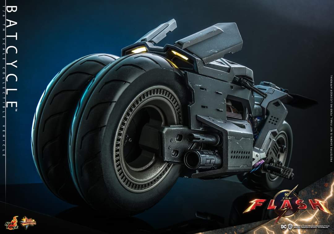 Hot Toys Batcycle Figure Sixth Scale Vehicle Limited DC Comics Collectible